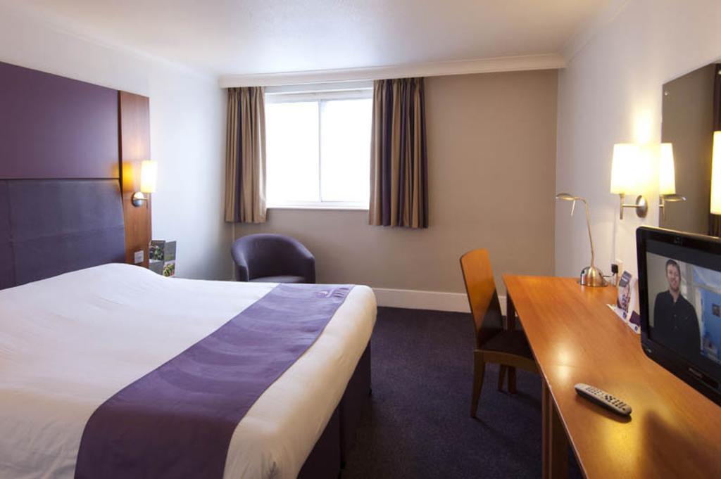 Premier Inn Тонбридж Экстерьер фото